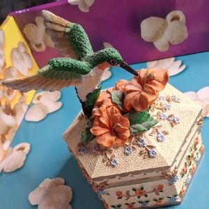 2001 Ruby Throated  Hummingbird Musical Box. Handpainted, Wings Of Love Collectn